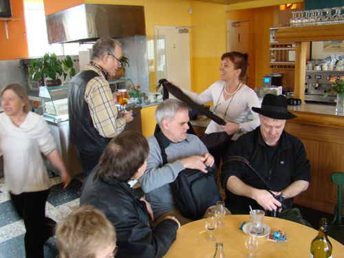 Sympathique apéro de départ au Café de l'Ouest Sympathique apéro de départ au Café de l'Ouest