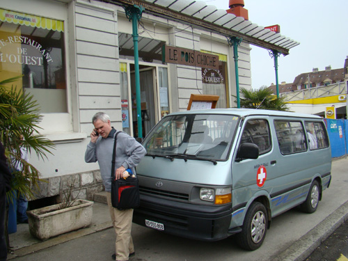 "...Allez! Vous venez?" "Je veux partir, bon sang..." "...Allez! Vous venez?" "Je veux partir, bon sang..."