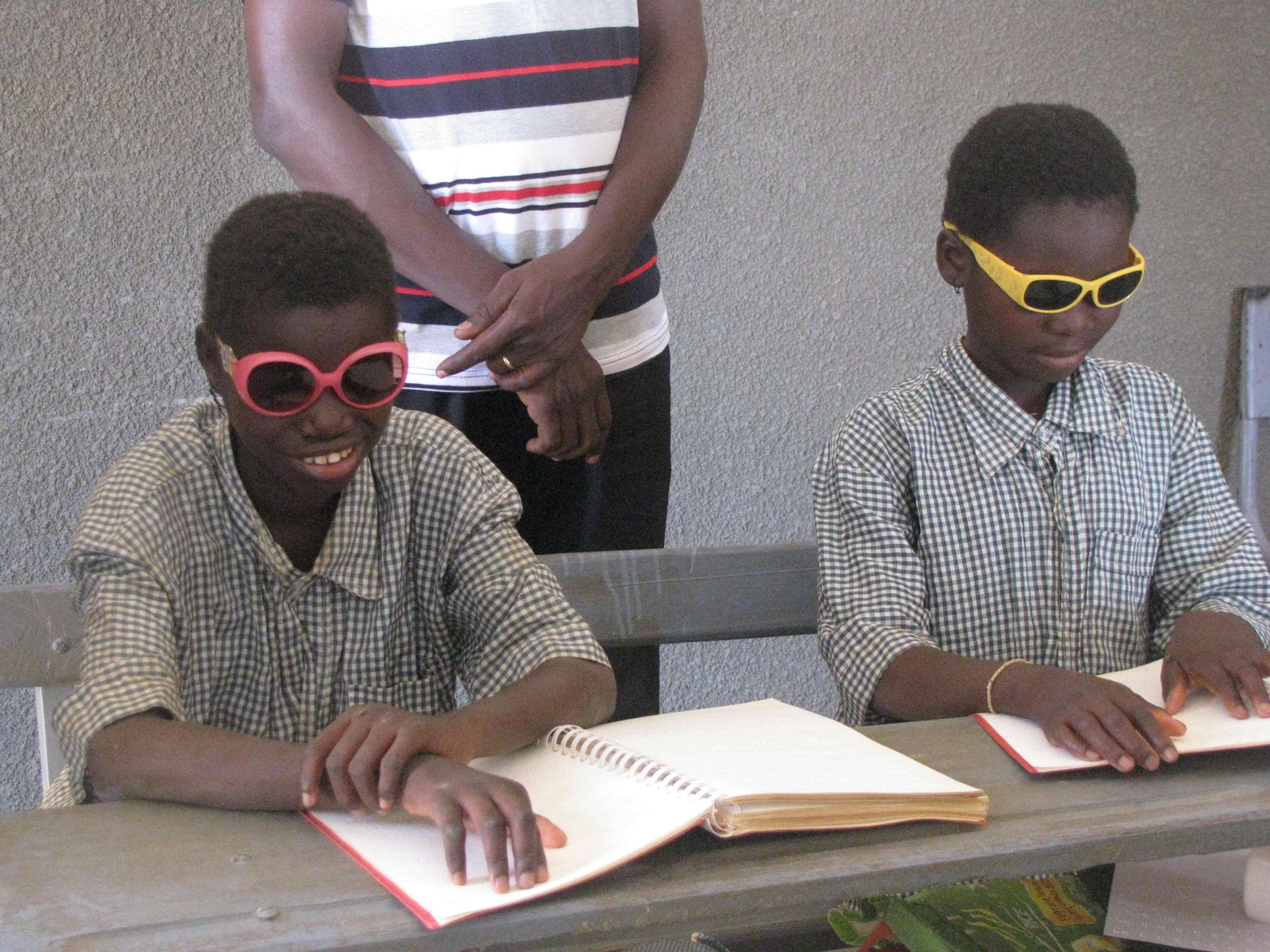 Le livre Lire au Burkina première année en parfaite conservation Le livre Lire au Burkina première année en parfaite conservation