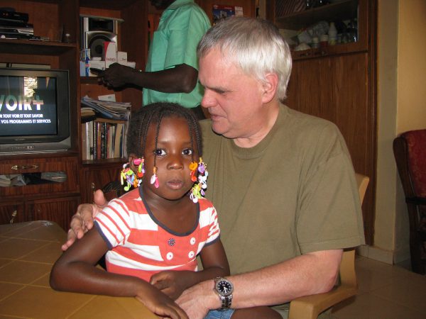 La petite de Bouba sur les genoux de Jean-Marc