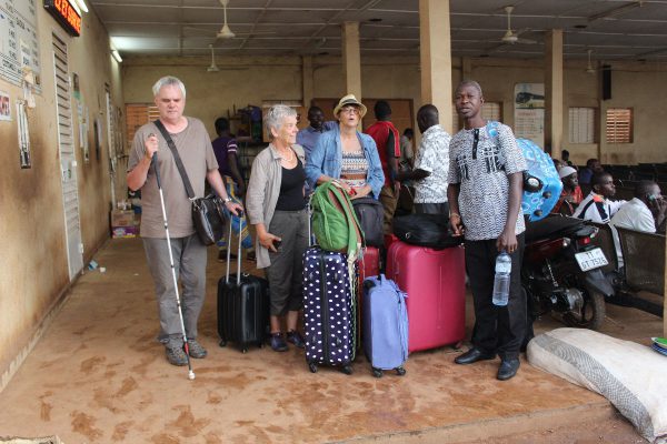 Jean-Marc, Francine, Bouba entourés de valises.