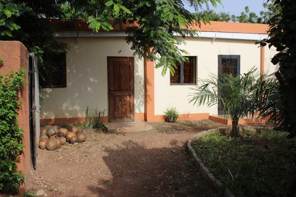 Petit bâtiment avec deux portes qui donnent accès à nos chambres de plein pied