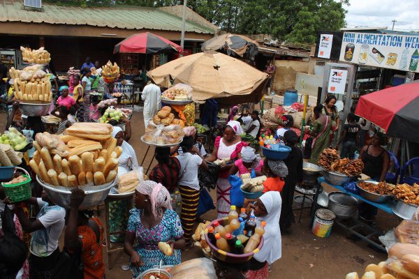 Femmes et enfants proposent aux passagers des fruits, des plats, des boissons et des biscuits.