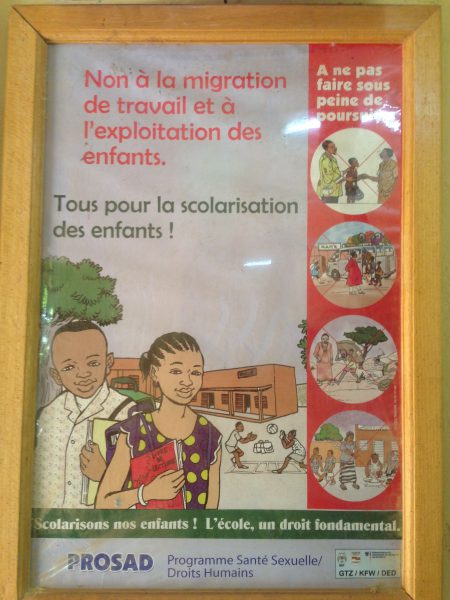 Non à la migration de travail et à l'exploitation des enfants. Tous pour la scolarisation des enfants ! Scolarisons nos enfants. L'école est un droit fondamental. 