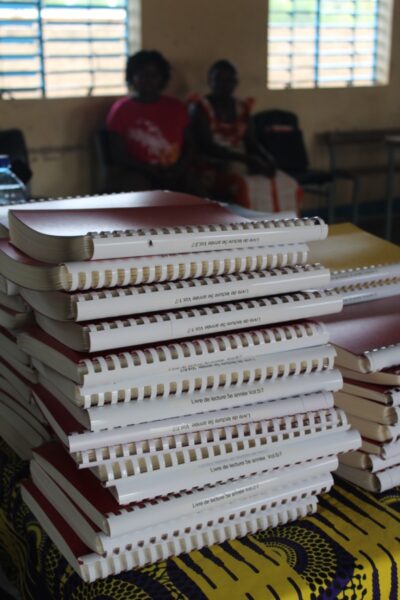 Remise de trois piles de livres de lecture à une école au Burkina.